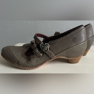 Neosens taupe brown wing tip heeled shoes, women’s size 38. Like new, no wear.